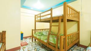 Etagenbett in einem Zimmer mit einer Leiter in der Unterkunft RGV Beach Resort Batangas in Calatagan