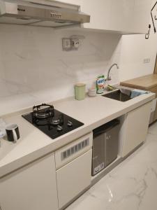Kuchyň nebo kuchyňský kout v ubytování Apartemen Scandinavian 20m dengan 1 Kamar Tidur dan 1 Kamar Mandi di BSD Sky House BSD