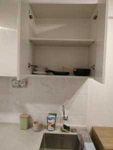 Kuchyň nebo kuchyňský kout v ubytování Apartemen Scandinavian 20m dengan 1 Kamar Tidur dan 1 Kamar Mandi di BSD Sky House BSD