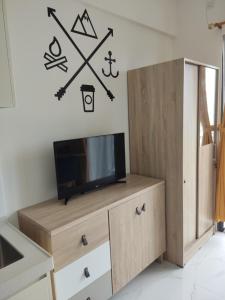 TV a/nebo společenská místnost v ubytování Apartemen Scandinavian 20m dengan 1 Kamar Tidur dan 1 Kamar Mandi di BSD Sky House BSD