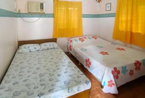 Llit o llits en una habitació de RedDoorz Hostel @ Molino Beach Resort