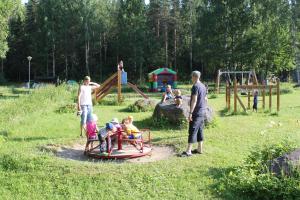 un grupo de personas jugando en un patio de recreo en Hännilänsalmi Camping en Viitasaari