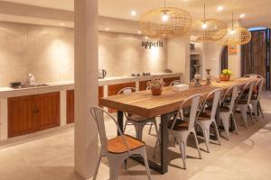 Restaurace v ubytování Villa Navi By The Villas 100