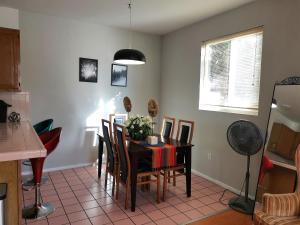 帕萨迪纳Pasadena single house 3b1b 三房一厅一厨一浴的带餐桌和椅子的厨房 更多10张照片