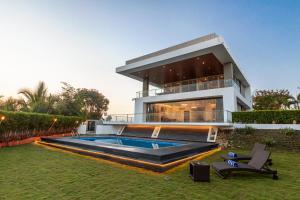 Bazén v ubytování SaffronStays Jannat, Igatpuri 100 Percent pet-friendly villa with amazing lake view nebo v jeho okolí
