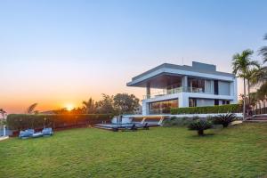 Zahrada ubytování SaffronStays Jannat, Igatpuri 100 Percent pet-friendly villa with amazing lake view
