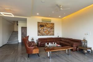 Posezení v ubytování SaffronStays Jannat, Igatpuri 100 Percent pet-friendly villa with amazing lake view