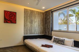 Postel nebo postele na pokoji v ubytování SaffronStays Jannat, Igatpuri 100 Percent pet-friendly villa with amazing lake view