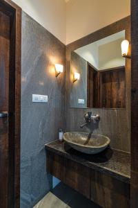 Koupelna v ubytování SaffronStays Jannat, Igatpuri 100 Percent pet-friendly villa with amazing lake view