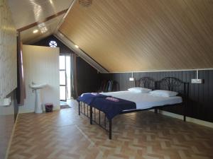 - une chambre avec 2 lits dans l'établissement Room in Farmhouse - Dandeli - Aura Jungle Stay, à Ganeshgudi