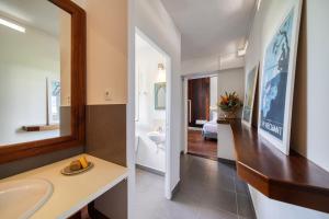 W łazience znajduje się umywalka i lustro. w obiekcie Villa Myriam w mieście Saint-Pierre