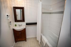Koupelna v ubytování Studiotel Bromont + 17 fotografií