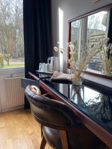 mesa de comedor con silla y ventana en Place Lund en Lund