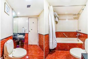 uma casa de banho com um WC, um lavatório e uma banheira em FabHotel F9 NFC em Nova Deli