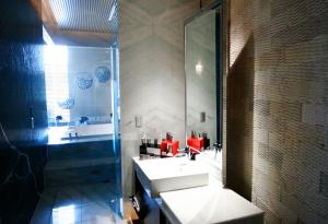 a bathroom with a sink and a shower at The Yorker Deluxe Motel in Taoyuan