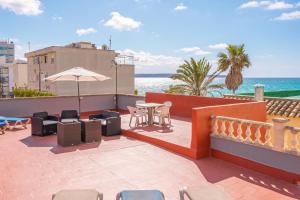 une terrasse avec une table et des chaises et l'océan dans l'établissement Ana House, à Can Pastilla