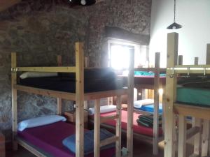 Двухъярусная кровать или двухъярусные кровати в номере Otardi
