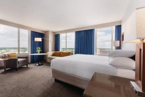 Postel nebo postele na pokoji v ubytování Hyatt Regency Wichita