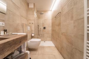 Ένα μπάνιο στο Hotel Monvillage