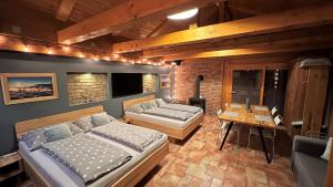 ein Wohnzimmer mit zwei Betten und einem Tisch in der Unterkunft Chata pod Rejvízem in Jeseník