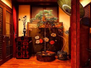 una stanza con una porta con dei fiori di Gionkoh a Kyoto