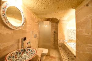 Et badeværelse på Canela Cave Hotel - Cappadocia