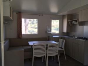 Kuchyň nebo kuchyňský kout v ubytování Camping la Simioune en Provence