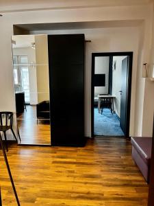 Habitación con puerta negra y sala de estar. en Apartament 52 City Center en Gdynia