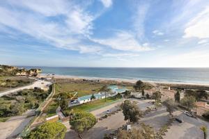 an aerial view of a beach and the ocean at Estúdio vista mar Atlântico in Alvor