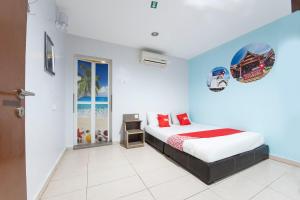 a bedroom with a bed with a car on the wall at Super OYO 90254 D Anugerah Hotel in Melaka
