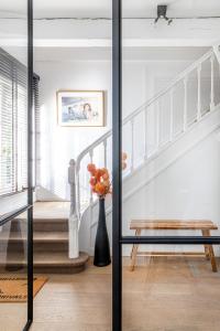 Cette chambre est dotée d'un escalier avec un vase de fleurs. dans l'établissement B&B Josephine, à Grimbergen