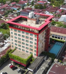 een uitzicht op een gebouw met een rood dak bij Grand Zuri Dumai in Dumai