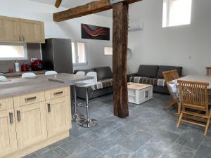 una cucina e un soggiorno con un divano e un tavolo di La maison des biquettes a Romorantin