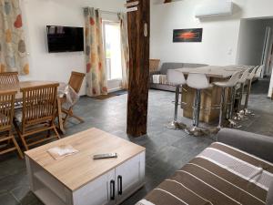 un soggiorno con un divano e un tavolo di La maison des biquettes a Romorantin