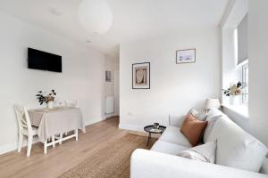 Et tv og/eller underholdning på Exclusive Norman Road Apartment