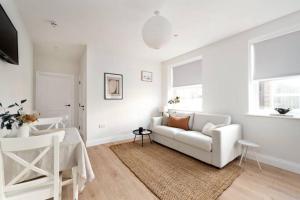 Et opholdsområde på Exclusive Norman Road Apartment