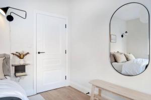 En eller flere senge i et værelse på Exclusive Norman Road Apartment + 2 billeder