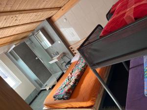 サース・アルマゲルにあるBerghotel Furggstaldenの二段ベッドが備わるドミトリールームのベッド1台分です。
