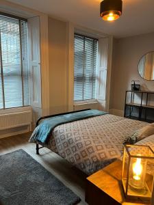 Postel nebo postele na pokoji v ubytování Two Bed Garden Apartment on the Plymouth Hoe