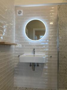 uma casa de banho com um lavatório e um espelho em Seaview apartment for 2 in Ostend em Oostende