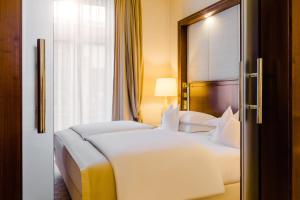 Postel nebo postele na pokoji v ubytování Excelsior Hotel Ernst am Dom