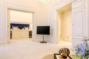 TV a/nebo společenská místnost v ubytování Excelsior Hotel Ernst am Dom