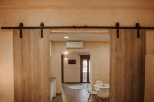 a room with a curtain and a table and chairs at Hospedium Aloque BOUTIQUE PLAZA in Valdepeñas +37 photos