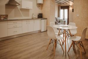 a kitchen and dining room with a table and chairs at Hospedium Aloque BOUTIQUE PLAZA in Valdepeñas