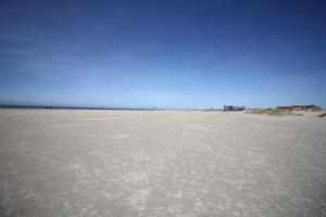 ノルトダイヒにあるFerienwohnung Lütje Hörnの青空を背景に広がる砂浜