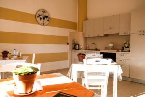 una cucina e una sala da pranzo con tavolo e sedie di L&B bed and breakfast a Terranova di Pollino