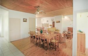 comedor y sala de estar con mesa y sillas en Stunning Home In Riom-s-montagnes With Kitchen, en Riom-ès-Montagnes