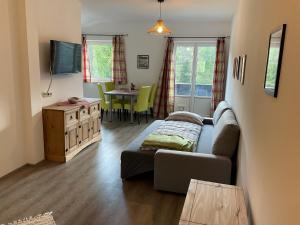 ein Wohnzimmer mit einem Sofa und einem Tisch in der Unterkunft Göllerblick in Kernhof