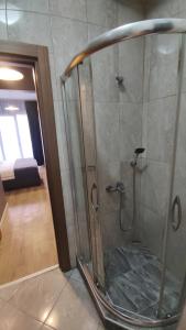 y baño con ducha y puerta de cristal. en Utarit Hotel, en Estambul