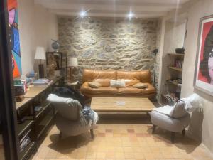 un soggiorno con un divano e due poltrone di Gîte Est de la pointe d'Agon 4 convives a Agon Coutainville